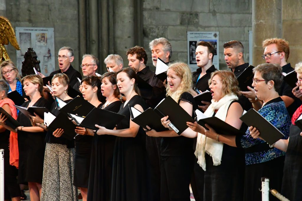 Chor aus Männern und Frauen singen in einer Kirche